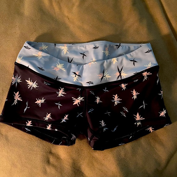 Size medium Vull brand workout shorts - Picture 1 of 3
